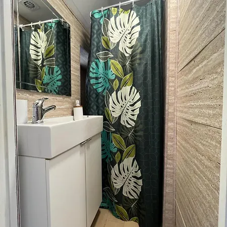 Apartment Free Parking, 40 Meters From The Beach, Wi-fi, Ac