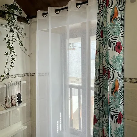 Free Parking, 40 Meters From The Beach, Wi-fi, Ac Apartment